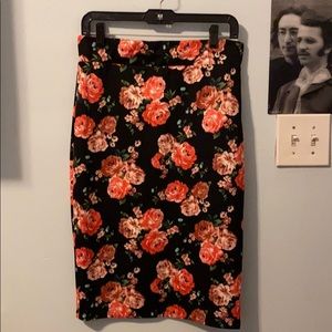 3/20✨High Waisted Form Fitting Skirt